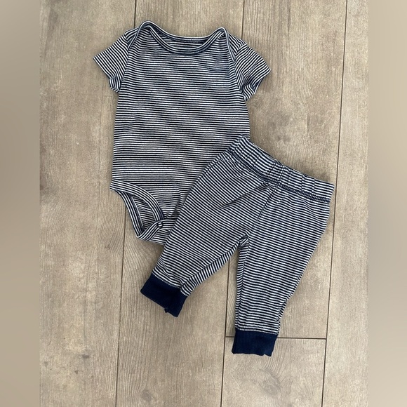 Carter’s 0-3 Month Baby Boy matching outfit set - Picture 2 of 6
